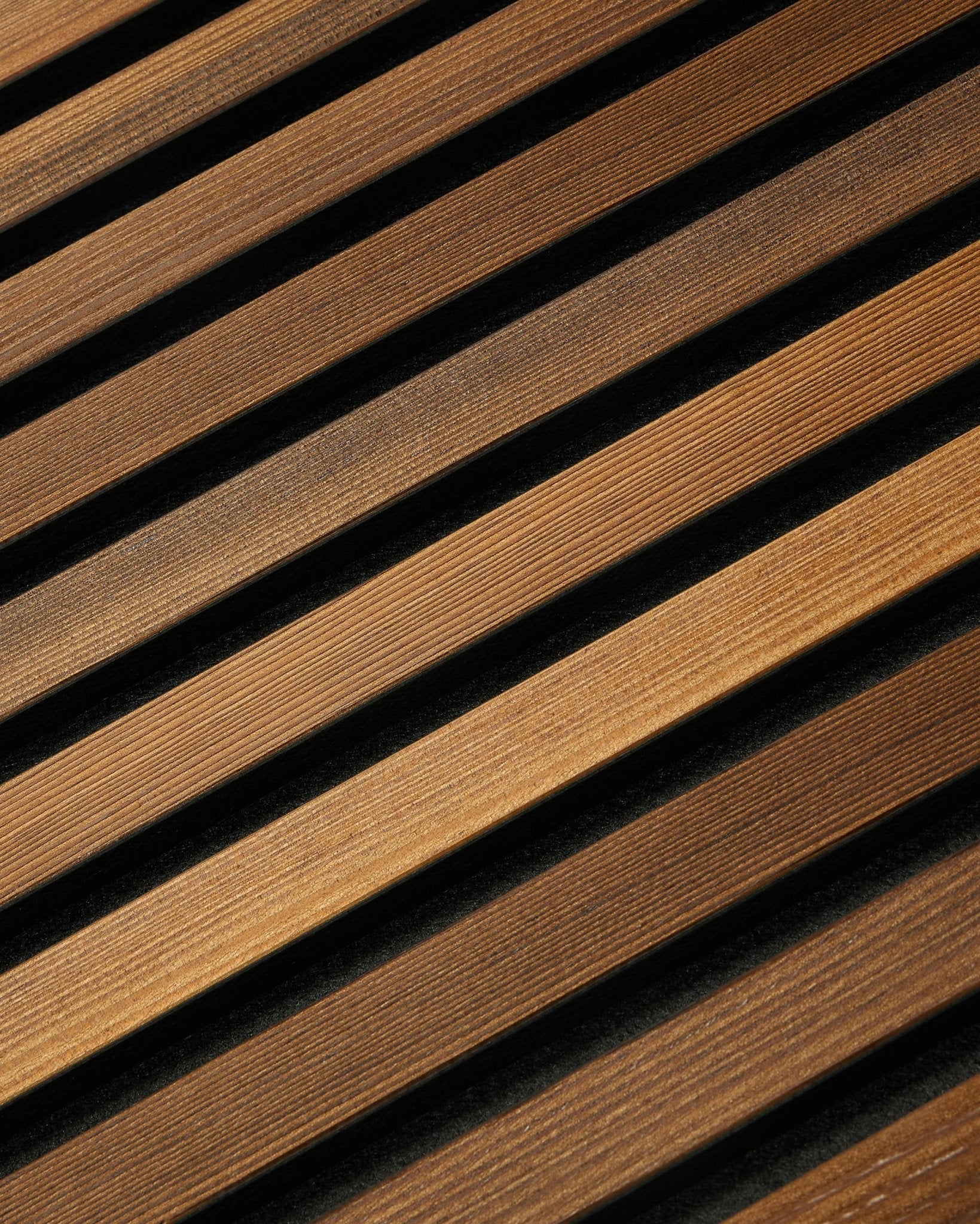 WoodUpp Akupanel Rustic in Smoked Larch (240x60 cm) hat diagonale brown Akustiklamellen, die einen gestreiften nordischen Look mit feinen Schattendetails erzeugen.